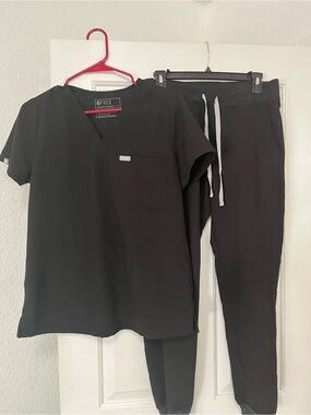 Figs Black Scrub Top and Jogger Pants Set